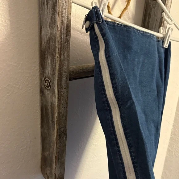 DAVI & DANI Blue Denim Pencil Skirt with White Trim - Picture 4 of 5